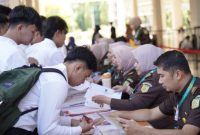 Sejumlah peserta menjalani ujian CPNS menggunakan sistem CAT di ruang seleksi resmi