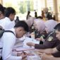 Sejumlah peserta menjalani ujian CPNS menggunakan sistem CAT di ruang seleksi resmi