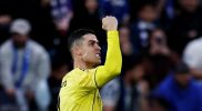 Cristiano Ronaldo merayakan gol penalti bersama pemain Al Nassr di pertandingan Saudi Pro League