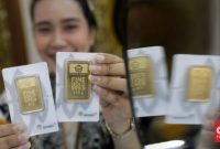 Masyarakat membeli emas Antam saat harga melonjak dipicu fenomena FOMO dan praktik percaloan di pasar.
