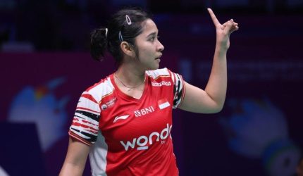 Ester Nurumi Tri Wardoyo melakukan pukulan saat melawan Huang Yu-Hsun di Uber Cup 2026