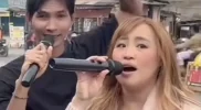 Pinkan Mambo live TikTok sambil bernyanyi di jalan Sepatan Tangerang