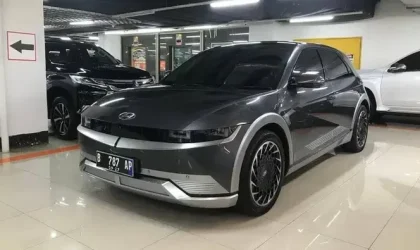 Hyundai Ioniq 5 bekas yang dijual di OLXmobbi dalam kondisi eksterior terlihat di showroom mobil.
