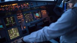 Ilustrasi pilot di kokpit pesawat. (iStockphoto/ViktorCap)