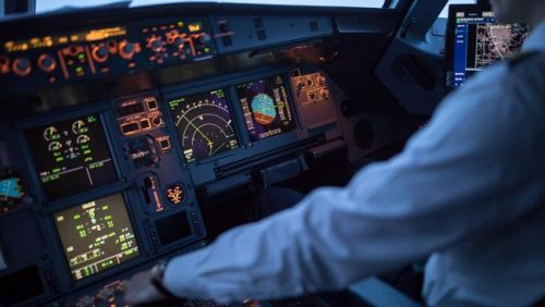 Ilustrasi pilot di kokpit pesawat. (iStockphoto/ViktorCap)