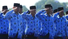 Petugas aparatur negara melakukan pelaporan LHKAN melalui sistem elektronik yang diawasi oleh APIP untuk memastikan kepatuhan administrasi.