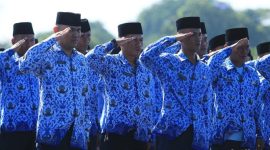 Petugas aparatur negara melakukan pelaporan LHKAN melalui sistem elektronik yang diawasi oleh APIP untuk memastikan kepatuhan administrasi.