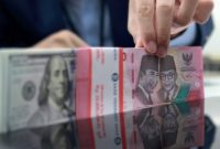 Nilai tukar rupiah tertekan seiring kenaikan tajam harga minyak dan meningkatnya permintaan dolar AS di pasar domestik.