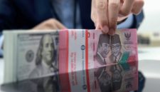 Nilai tukar rupiah tertekan seiring kenaikan tajam harga minyak dan meningkatnya permintaan dolar AS di pasar domestik.