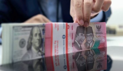 Pergerakan rupiah melemah di tengah lonjakan harga minyak global