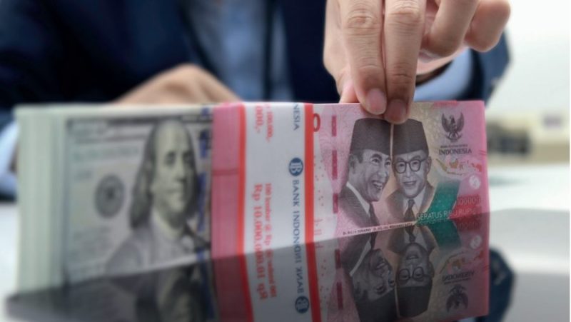 Nilai tukar rupiah tertekan seiring kenaikan tajam harga minyak dan meningkatnya permintaan dolar AS di pasar domestik.