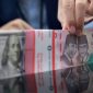 Nilai tukar rupiah tertekan seiring kenaikan tajam harga minyak dan meningkatnya permintaan dolar AS di pasar domestik.