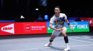 Jonatan Christie melakukan smash saat menghadapi Leong Jun Hao