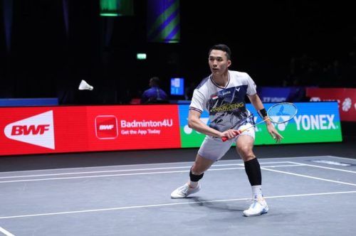 Jonatan Christie tampil agresif saat melawan Leong Jun Hao di gim pertama