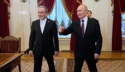 Presiden Rusia Vladimir Putin bertemu Menteri Luar Negeri Iran Abbas Araghchi di St Petersburg