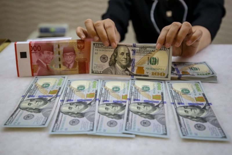 Nilai tukar rupiah diproyeksikan melemah di tengah tekanan sentimen global dan kenaikan harga minyak dunia.