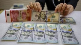 Nilai tukar rupiah diproyeksikan melemah di tengah tekanan sentimen global dan kenaikan harga minyak dunia.