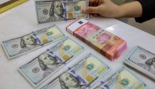 Pergerakan rupiah diperkirakan fluktuatif dan berpotensi melemah dipengaruhi sentimen global dan domestik