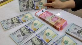 Pergerakan rupiah diperkirakan fluktuatif dan berpotensi melemah dipengaruhi sentimen global dan domestik