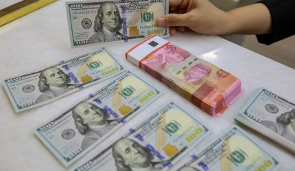 Ilustrasi nilai tukar rupiah terhadap dolar AS yang berfluktuasi di pasar keuangan