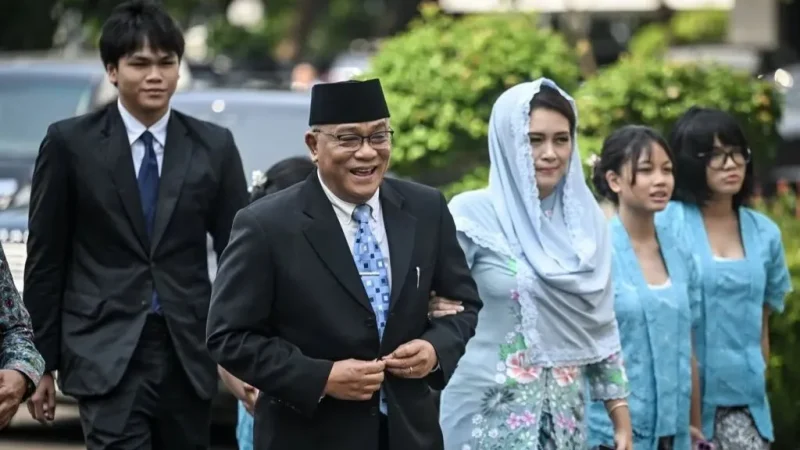 Mohammad Jumhur Hidayat menuju pelantikan di Istana Negara, Jakarta.