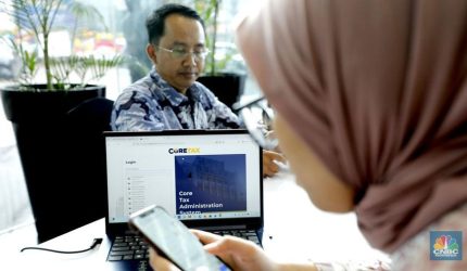 Petugas KPP Pratama Mampang Prapatan melayani pojok pajak di lobi Gedung Bank Mega, Tendean, Jakarta Selatan.