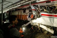 Petugas gabungan mengevakuasi korban dan membersihkan lokasi usai tabrakan KRL dengan KA Argo Bromo di Stasiun Bekasi Timur