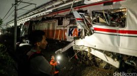 Petugas gabungan mengevakuasi korban dan membersihkan lokasi usai tabrakan KRL dengan KA Argo Bromo di Stasiun Bekasi Timur