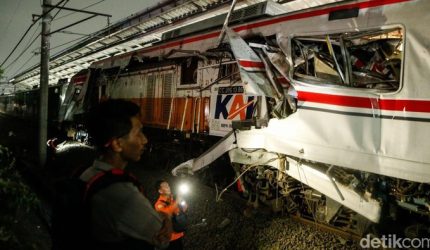 Petugas mengevakuasi korban kecelakaan KRL dan KA Argo Bromo di Bekasi Timur
