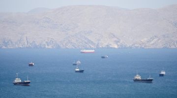 Sejumlah kapal tanker Iran berlayar di kawasan Selat Hormuz di tengah klaim keberhasilan menembus blokade laut Amerika Serikat.