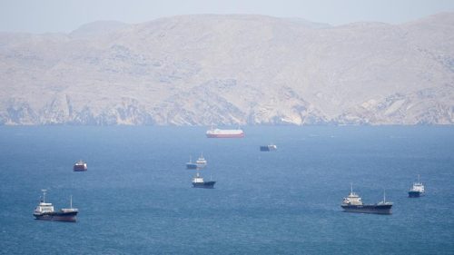 Sejumlah kapal tanker Iran berlayar di kawasan Selat Hormuz di tengah klaim keberhasilan menembus blokade laut Amerika Serikat.