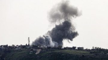 Asap terlihat di Lebanon selatan setelah serangan udara terjadi (Foto: AFP/-).