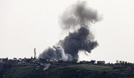 Asap terlihat di Lebanon selatan setelah serangan udara terjadi (Foto: AFP/-).