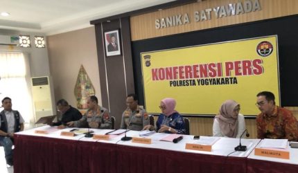 Polisi di Mapolresta Jogja memberikan keterangan pers terkait kasus dugaan kekerasan di daycare Little Aresha.