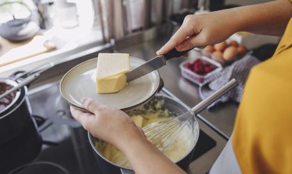 Ilustrasi minyak dan mentega di dapur sebagai perbandingan sumber lemak untuk kesehatan