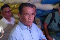 Menteri Pertanian Amran Sulaiman meninjau Gudang Bulog Panaikang, Makassar, Minggu (5/4/2026). (CNBC Indonesia/Martyasari Rizky)