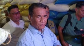 Menteri Pertanian Amran Sulaiman meninjau Gudang Bulog Panaikang, Makassar, Minggu (5/4/2026). (CNBC Indonesia/Martyasari Rizky)