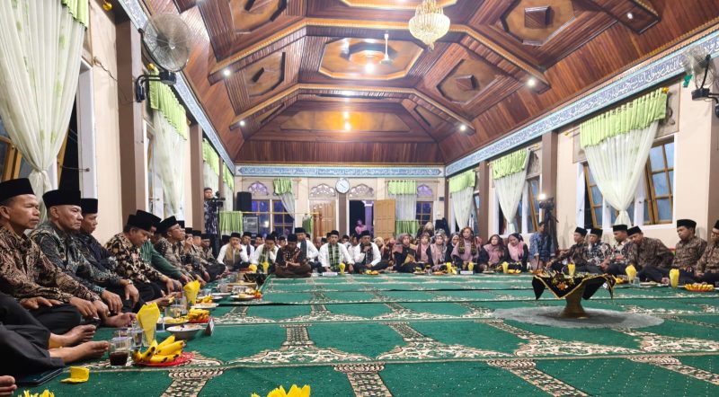 Ninik mamak, depati, dan tokoh adat menghadiri prosesi Melatak Tando sebagai awal rangkaian Kenduri Sko, Minggu (5/4/2026).