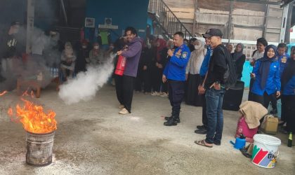 Simulasi penanganan kebakaran oleh relawan SPPG Pondok Tinggi bersama Damkar Sungai Penuh