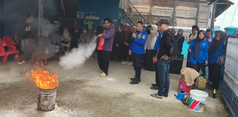 Relawan SPPG Kecamatan Pondok Tinggi 01 mengikuti simulasi penanganan kebakaran yang dipandu Damkar dan Satpol PP Kota Sungai Penuh, Sabtu (18/4/2026).