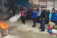 Relawan SPPG Kecamatan Pondok Tinggi 01 mengikuti simulasi penanganan kebakaran yang dipandu Damkar dan Satpol PP Kota Sungai Penuh, Sabtu (18/4/2026).