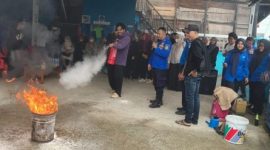 Relawan SPPG Kecamatan Pondok Tinggi 01 mengikuti simulasi penanganan kebakaran yang dipandu Damkar dan Satpol PP Kota Sungai Penuh, Sabtu (18/4/2026).