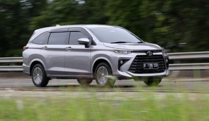 Toyota Avanza 1.5 L terbaru dengan desain MPV modern di pameran otomotif.