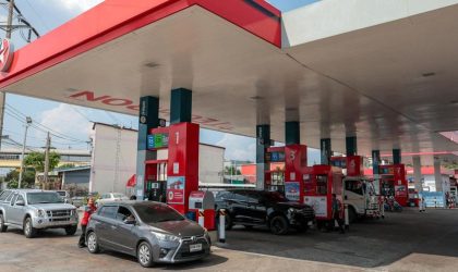 Pengemudi antre mengisi BBM di SPBU Nonthaburi, Thailand, akibat pembatasan pembelian dan kekhawatiran harga.