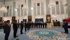 Presiden Prabowo Subianto melantik enam pejabat negara dalam reshuffle kabinet di Istana Negara, Jakarta, Senin (27/4/2026).