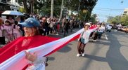 Ratusan anak muda mengarak bendera Merah Putih sepanjang 100 meter dalam Karnaval Paskah Semarang 2026 di rute Kota Lama hingga Balai Kota Semarang sebagai simbol persatuan dan kebhinekaan.