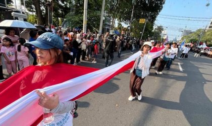 Ratusan anak muda mengarak bendera Merah Putih sepanjang 100 meter dalam Karnaval Paskah Semarang 2026 di rute Kota Lama hingga Balai Kota Semarang sebagai simbol persatuan dan kebhinekaan.
