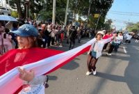 Ratusan anak muda mengarak bendera Merah Putih sepanjang 100 meter dalam Karnaval Paskah Semarang 2026 sebagai simbol persatuan dan kebhinekaan.