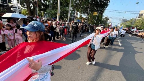 Ratusan anak muda mengarak bendera Merah Putih sepanjang 100 meter dalam Karnaval Paskah Semarang 2026 sebagai simbol persatuan dan kebhinekaan.