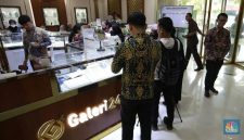 Sejumlah pengunjung melakukan transaksi pembelian emas batangan di Galeri 24